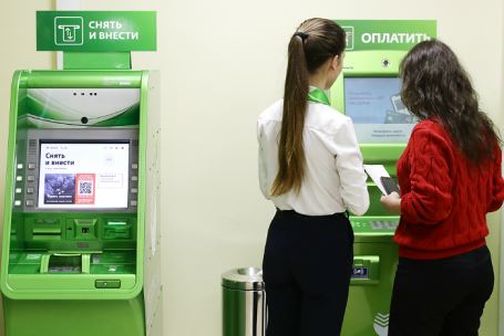 Сбербанк начал взимать комиссию с переводов через банкоматы